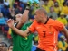 Julio César e Heitinga dividem na pequena área